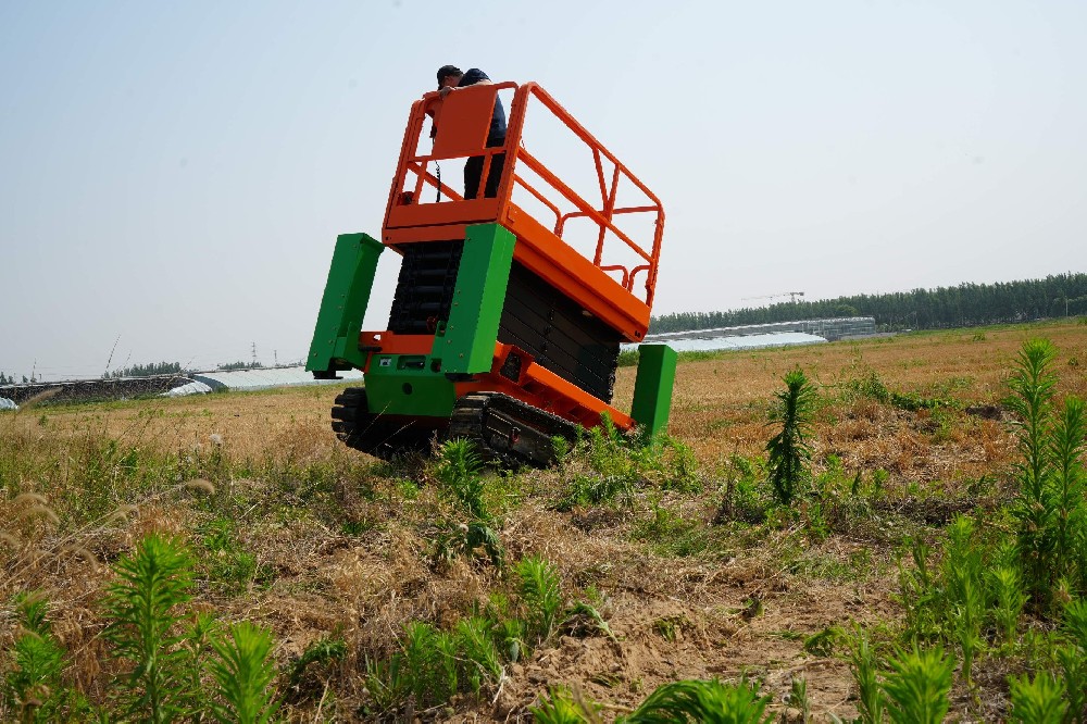 泥土，青草與履帶痕：法斯特履帶升降機的田野筆記?！